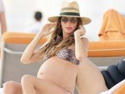 Gisele Bundchen... 8 AYLIK HAMİLE BİKİNİSİYLE PLAJDA!