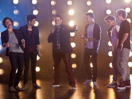One Direction... YARIŞMANIN ARDINDAN BU KEZ COLA İÇİN KAPIŞTILAR...