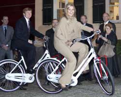 PERA'DA GERÇEK PRENS VE PRENSES HEM DE BİSİKLETLERİYLE!