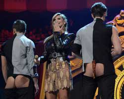 MTV Avrupa Müzik Ödülleri... HEİDİ KLUM ERKEK DANSÇILARI  SAHNEDE TACİZ ETTİ!
