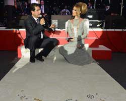 Petek Dinçöz... YOLUNA HALILAR SERİLDİ!