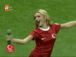 Hadise... 500. MİLLİ MAÇTA MİNİ KONSER!