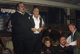 Hakan Aysev-Pelin Doğan... ÇİÇEĞİ BURNUNDA ÇİFT İLK KEZ GECELERDE...