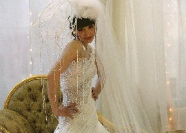 Korel  Kubilay?   BOŞANMA  DURUŞMASINDAN ÇIKTI, GELİNLİK  TANITMINA  GİTTİ.