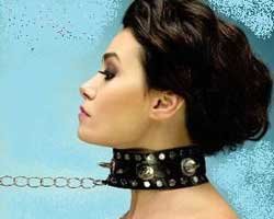 ÖZGÜ NAMAL TİYATROYA SOYUNDU!