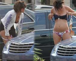 SOKAK ORTASINDA BİKİNİSİNİ ÇIKARDI, İÇ ÇAMAŞIRLARINI GİYDİ!