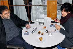 Ahmet Hakan-Devin Özgür Çınar... BİR GAZETECİ-OYUNCU AŞKI DAHA!