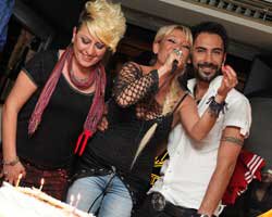 Zeynep... DOĞUM GÜNÜNDE SÜRPRİZ PARTİ!