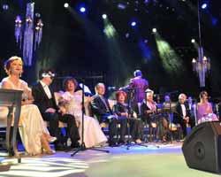 "ÖZLEDİKLERİMİZ" SAHNEDE...