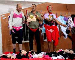 `Bana Bir Soygun Yaz'... PAZARDA KİLOT-SÜTYEN SATTILAR!