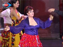 Müjde Ar... KÖÇEK OLUP GÖBEK ATTI...