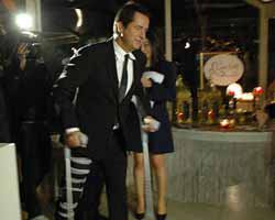 Acun Ilıcalı... AMELİYAT SONRASI KOLTUK DEĞNEKLERİ İLE AYAKLANDI!