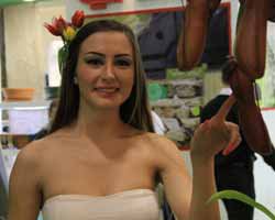 Asuman Şener... BİBER YERİNE ÇİÇEK TAKTI