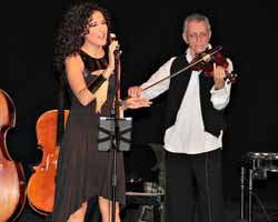 Atilla Özdemiroğlu... KENDİ GURUBUYLA İLK KONSERİNİ VERDİ!