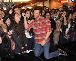 Sinan Akçıl... İMZA GÜNÜ'NDE SEVGİ SELİ!