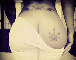 Rihanna... POPOSUNDAKİ DÖVMEYİ TAKİPÇİLERİNE GÖSTERDİ!