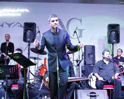 Özcan Deniz... SET BİTTİ, TESELLİYİ SAHNEDE BULDU!