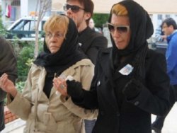 Hande Yener... BABASINI SON YOLCULUĞUNA UĞURLADI, AKŞAM SAHNEYE ÇIKACAK!