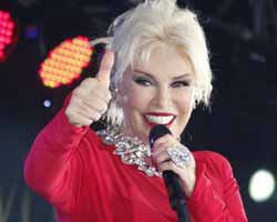 Ajda Pekkan... SAHNEDEN KOVULDU MU?