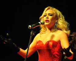 Özlem Savaş... YILBAŞI GECESİNDE KIRMIZI UĞURU!