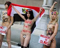 MISIRLI FEMEN KIZI 'ŞERİATA HAYIR' İÇİN SOYUNDU!