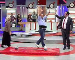 Ben Bilmem Eşim Bilir'... GENÇLERE TAŞ ÇIKARTTI!