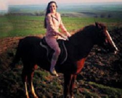 Burcu Kara... DUBLÖR İSTEMEDİ, ATTAN DÜŞTÜ!