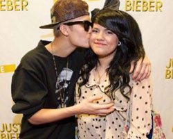 Justin Bieber...HAYRANINI ELLE TACİZ ETTİ!