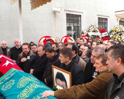 Ferdi Özbeğen... SON YOLCULUĞUNA UĞURLANDI!