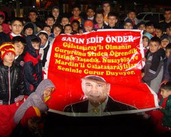 Galatasaray Mardin Nusaybin Futbol Okulu öğrencileri... TAKIMLARINA DESTEK İÇİN ÇOK UZAKTAN GELDİLER!
