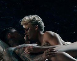 Pink... KAMERALAR ÖNÜNDE EŞİYLE SEVİŞTİ