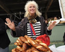 Aysel Gürel... GELENEKSEL SİMİTLİ ANMA!