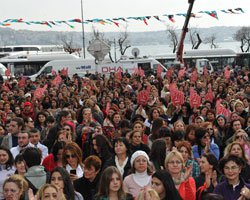 KADINLAR ŞİDDETE KARŞI DANSLA AYAKLANDI!