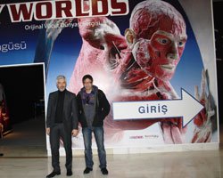 UYGUR KARDEŞLERİ HAYRETE DÜŞÜREN SERGİ!