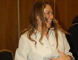 Hülya Avşar... İÇ ÇAMAŞIRINI KENDİ ÜZERİNDE GÖSTERDİ!