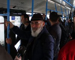 Tuncel Kurtiz... HALK ADAMI, HALK OTOBÜSÜNDE!