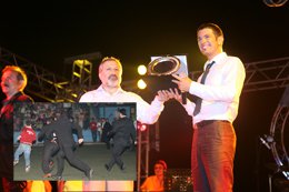 Keremcem... KORUMALARIYLA HAYRANLARI KÖŞE KAPMACA OYNADI...