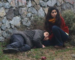 'Beni Böyle Sev'... ÖMER AYŞEM'E  OLAN AŞKI UĞRUNA ÖLÜMÜ BİLE GÖZE ALIYOR!