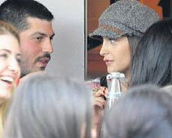 Özge Ulusoy... YENİ SEVGİLİ Mİ YAPTI ?