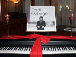Ferdi Özbeğen... PİYANOSU AÇIK ARTIRMADA!