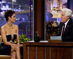 Halle Berry... SUNUCU GÖZLERİNİ GÖĞÜSLERİNDEN ALAMADI!