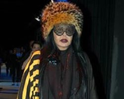 Bülent Ersoy... PEÇE GÖZLÜĞÜ VE RAKUN KÜRKÜYLE GÖVDE GÖSTERİSİ!