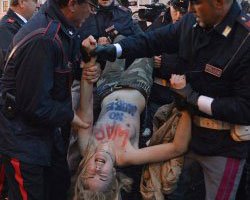 ÇIPLAK FEMEN KIZLARI VATİKAN'I MESKEN TUTTU!