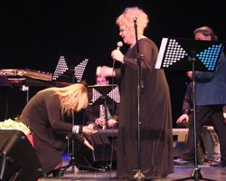 Neşe Karaböcek... ÖNÜNDE DİZ ÇÖKEN ŞARKICI KİM?