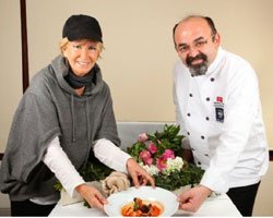 Filiz Akın... YEMEK KİTABININ ÇEKİMLERİNİ LACİVERT`TE YAPTI!