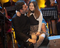 Emre Kınay... KIZI DURU İLE AYNI SAHNEDE!