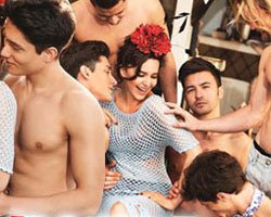 Bu pozlar cesaret ister... BEŞ ÇITIR ERKEK, BİR HANDE!