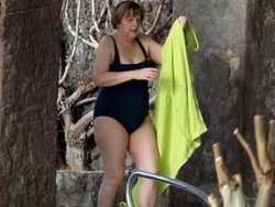 Angela Merkel... AVRUPA`YI TİTRETEN KADIN, MAYOLU GÖRÜNTÜLENDİ!