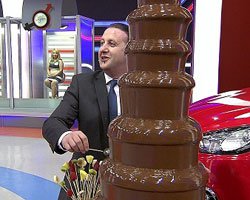 `Ben Bilmem Eşim Bilir`... SUNUCUNUN İŞİ ZOR, ÇİKOLATA ŞELALESİNE DAYANAMIYOR!