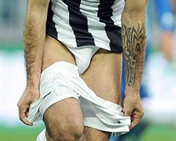 ÖNCE GÖLÜ ATTI, SONRA ŞORTUNU!